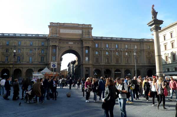 Arco del Triunfo en la Plaza de la República en Florencia
