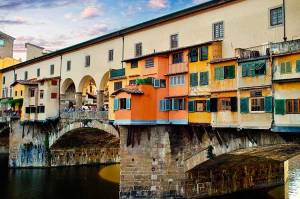 Casas de colores del Puente Viejo en Florencia, Italia